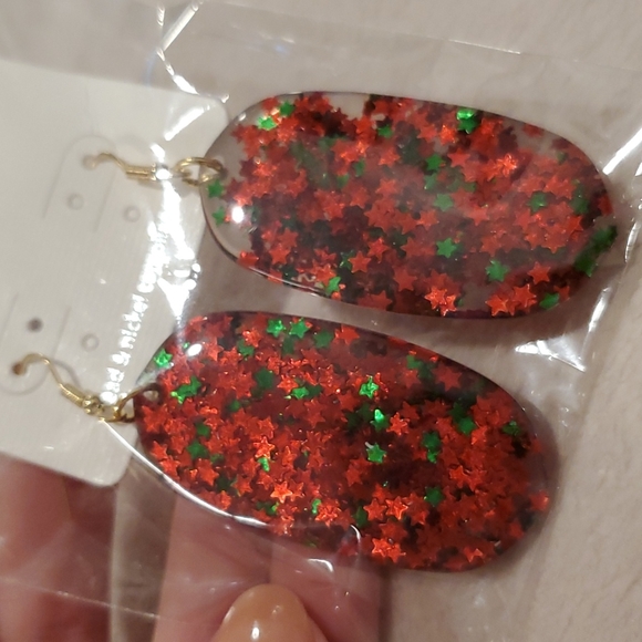 •Red and green star confetti acrylic resin pierced earrings• goldtone hooks• - Picture 5 of 14